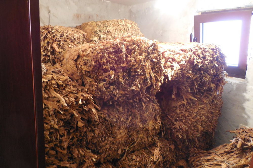 Policija ih provalila: U kući i prodavnici držali 6 tona duvana od 6 miliona dinara! (FOTO)