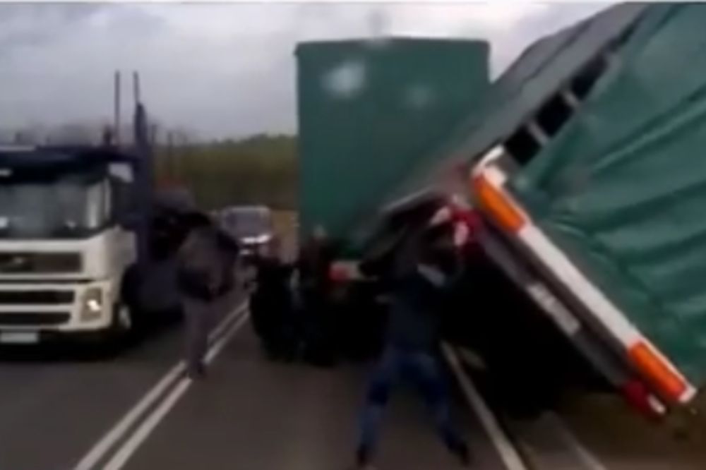 Svi za jednog, jedan za sve: Ovo se zove kamiondžijska solidarnost! (VIDEO)