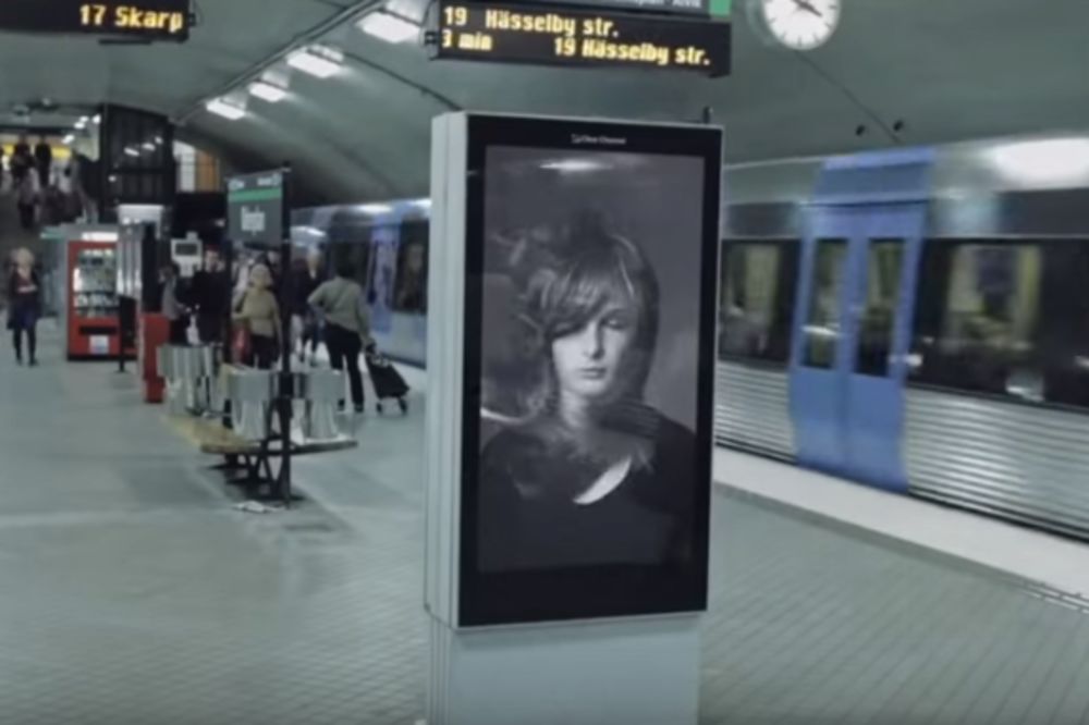 Možda vam izgleda kao obična reklama u metrou, ali sačekajte dok ne prođe voz! (VIDEO)