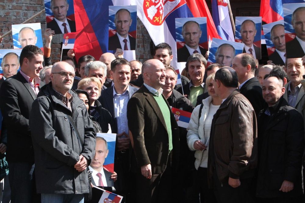 Blažen među slikama Putina: Neobičan doček za srpskog političara u Banatskom Karlovcu (FOTO) (VIDEO)