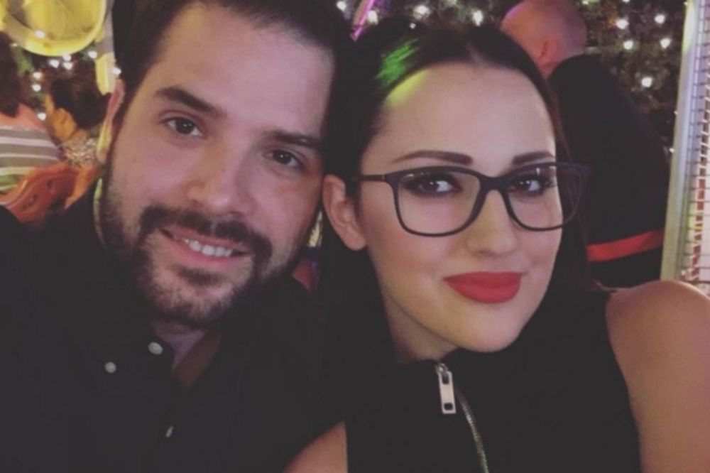 Seksi Aleksandra! Smuvala Breninog sina i odmah se skinula! (FOTO)