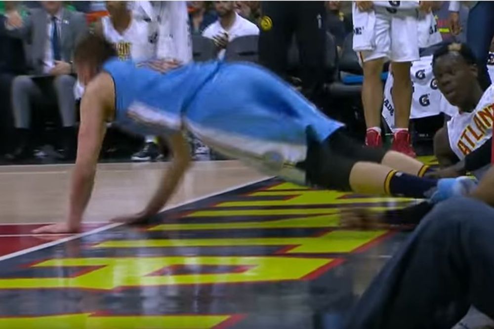 Jokić žrtva bezobraznog i prljavog Nemca: Uhvatio ga za noge i oborio na parket! (VIDEO)