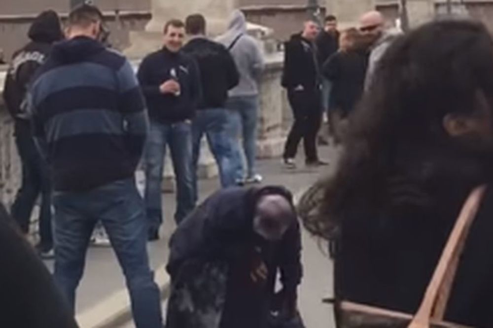 Primitivni i odvratni bolesnik: Navijač Sparte urinirao po ženi u centru Rima! (VIDEO)
