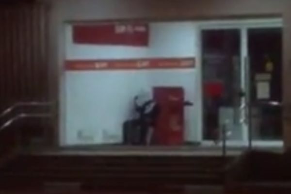 Kako ovo objašnjavate: Bezglavi čuvar kulira ispred banke!? (VIDEO)