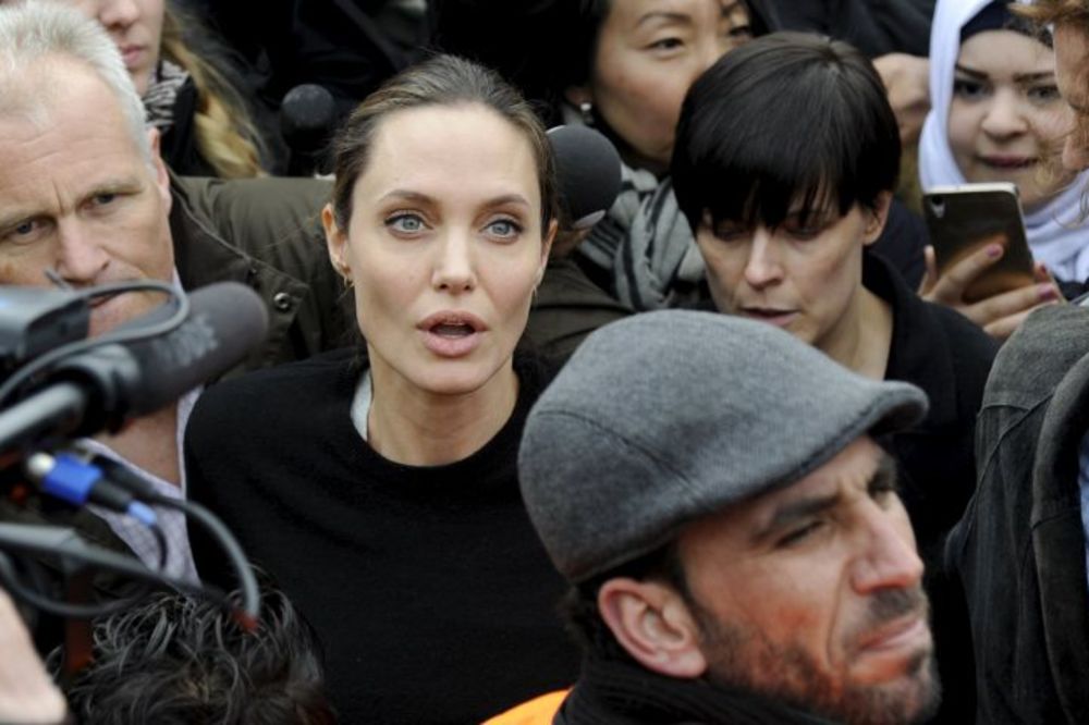 Anđelina Džoli za dlaku izbegla linč migranata i novinara! (FOTO) (VIDEO)