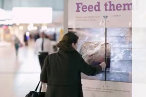 Kapitalizam s ljudskim likom: Provucite karticu i nahranite decu Trećeg sveta! (VIDEO)