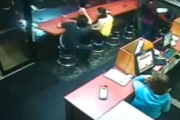 Terenac proleteo kroz izlog picerije i povredio dvoje! (VIDEO)