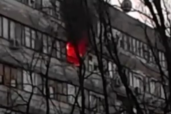 Povređeni žena i vatrogasac u požaru na Novom Beogradu! U gašenju učestvovalo čak 27 vatrogasaca! (VIDEO)