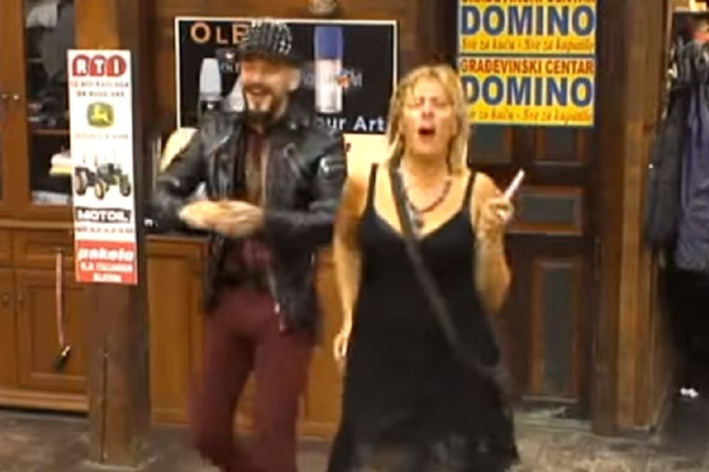 To baš i nismo morali da vidimo: Jelena Golubović u zanosu pokazala guzu! (VIDEO)