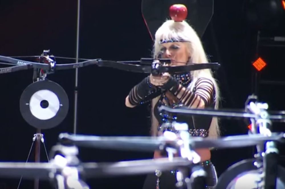 Najhrabrija žena na televiziji ikada: Samostrelom je pogodila jabuku na sopstvenoj glavi! (VIDEO)