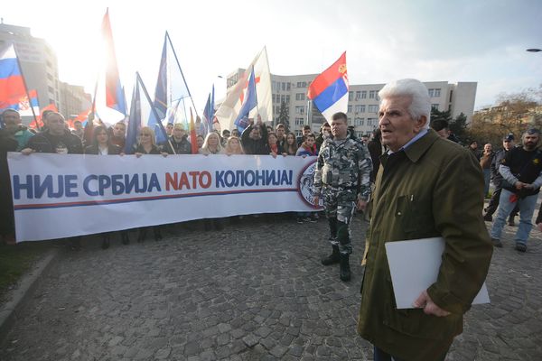 Nekoliko stotina Novosađana demonstriralo protiv NATO pakta (FOTO)