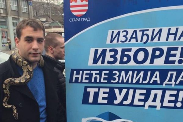 Izađi na izbore, neće zmija da te ujede: Omladina DSS-a je postala pravi hit na internetu! (FOTO)