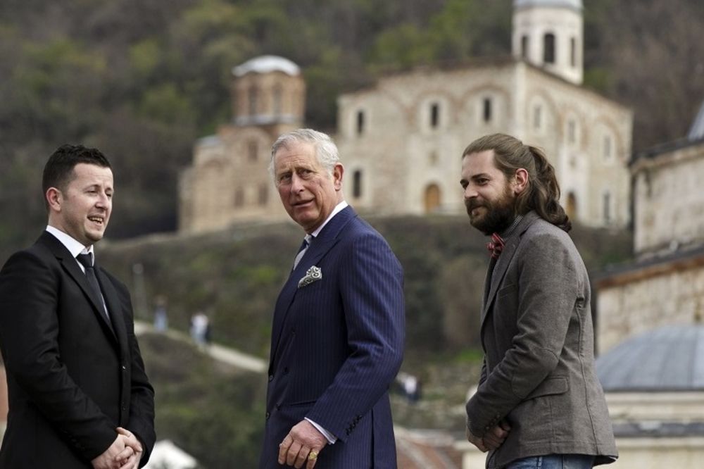 Tužan pogled princa Čarlsa kada mu je jedino srpsko dete u Prizrenu poklonilo cveće! (FOTO)