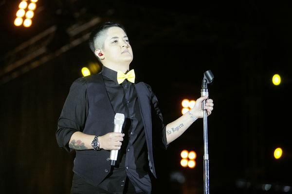 Zagrlila je, a ona je pala na kolena: Devojka zaprosila Mariju Šerifović na koncertu! (VIDEO)