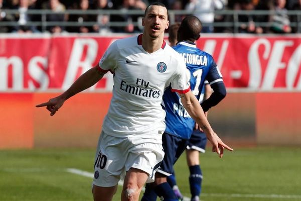 Kad Ibrahimović zapeva Tozovca: Iz kafane pijan ja izlazim! (VIDEO)