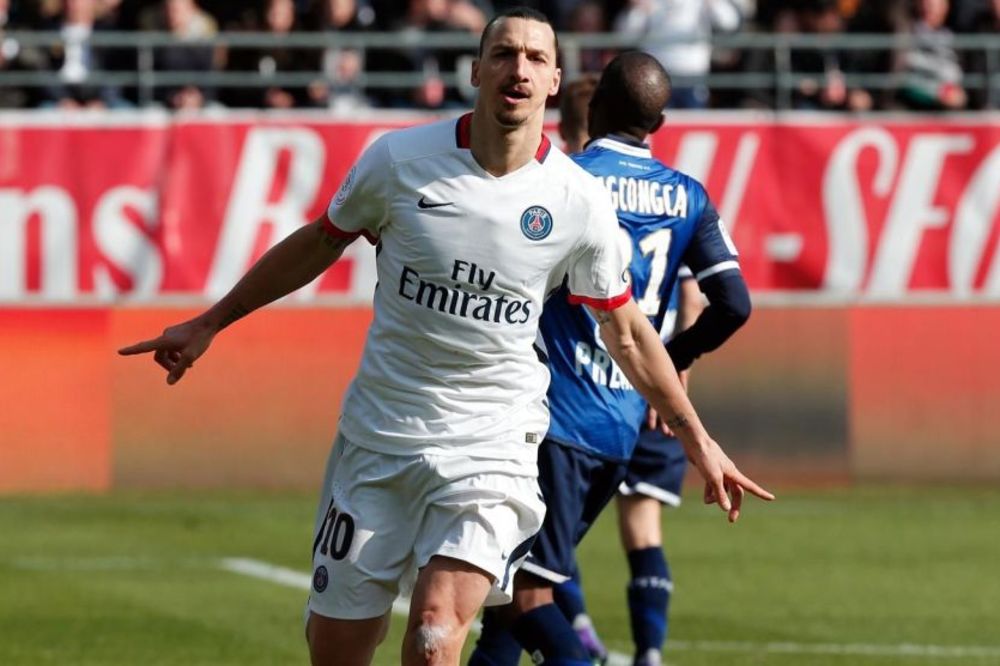 Kad Ibrahimović zapeva Tozovca: Iz kafane pijan ja izlazim! (VIDEO)