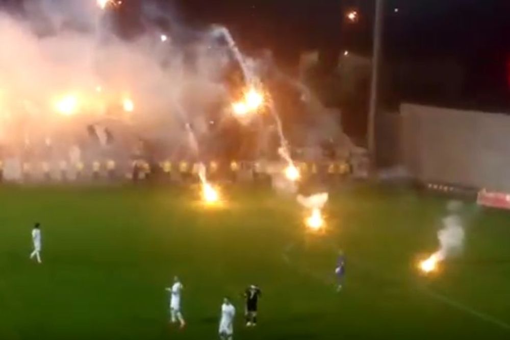 Grobari bakljama gađali golmana Čukaričkog: Sudija tražio da se isprazni tribina, pa odustao! (VIDEO)