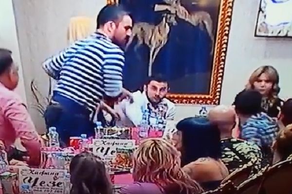 Ništa novo u Parovima! Slađa Vesnu polila vrelom kafom, a posle je gađala čašom! (FOTO) (VIDEO)