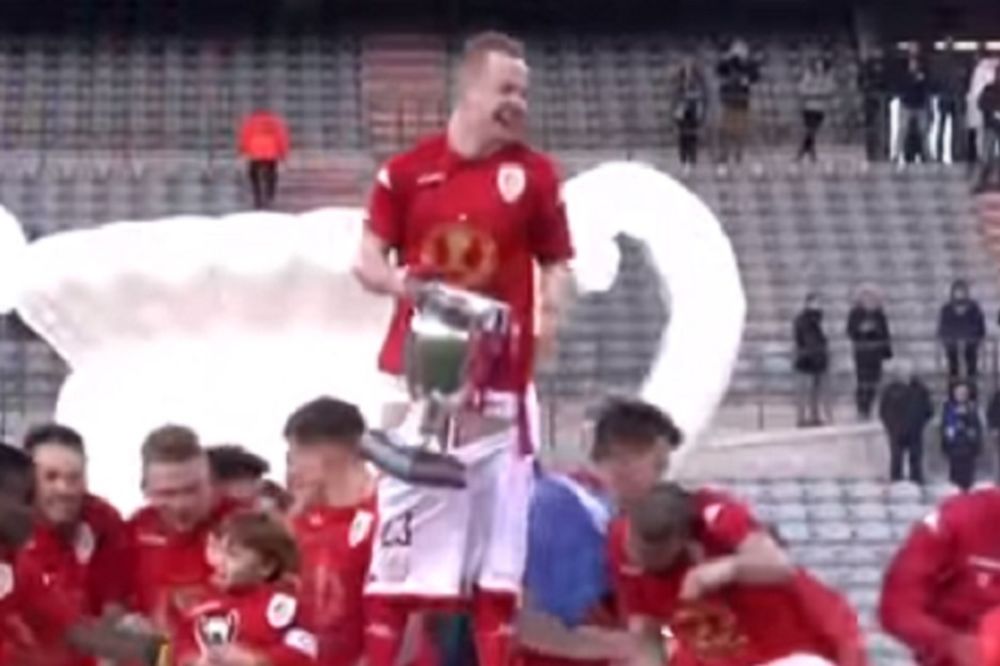 Zašto dižeš trofej u gaćama? Saigrači mu skinuli šorts dok je primao pehar! (VIDEO)