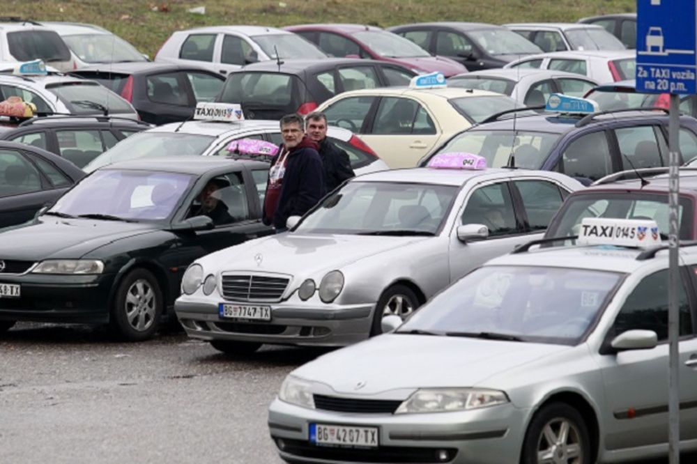 Taksisti štrajkuju glađu: Nećemo se pomeriti dok ne dobijemo dozvole! (FOTO)