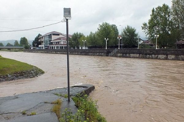Sprečena tragedija: Žena pokušala da se ubije skokom u reku Vlasinu! (FOTO)