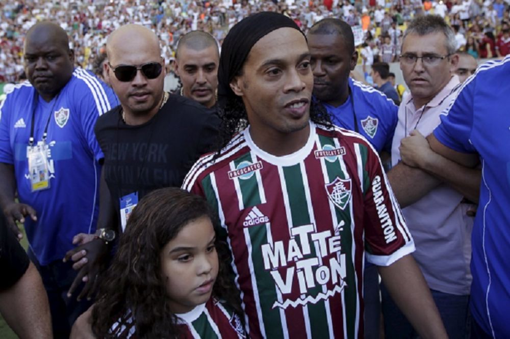 Nasmejani fudbalski šmeker koji obožava da luduje: Ronaldinjo, neponovljiv si! (VIDEO)