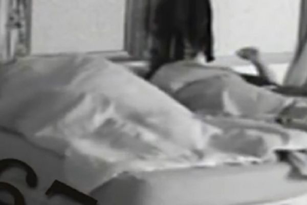 Šooook! Matora se seksala sa muškarcem! Ne pogađajte džabe - nećete pogoditi sa kojim! (VIDEO)