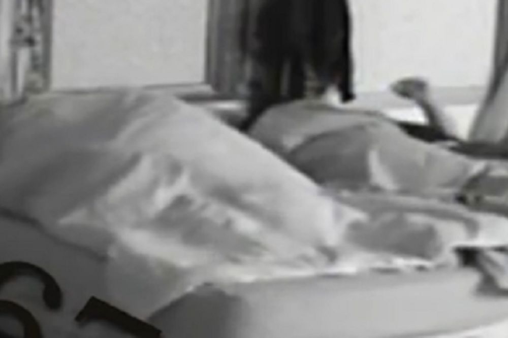 Šooook! Matora se seksala sa muškarcem! Ne pogađajte džabe - nećete pogoditi sa kojim! (VIDEO)