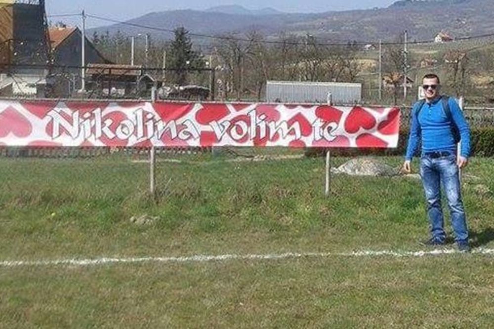Nikolina, odazovi se: Fudbaler transparentom vraća ljubav bivše devojke! (FOTO)