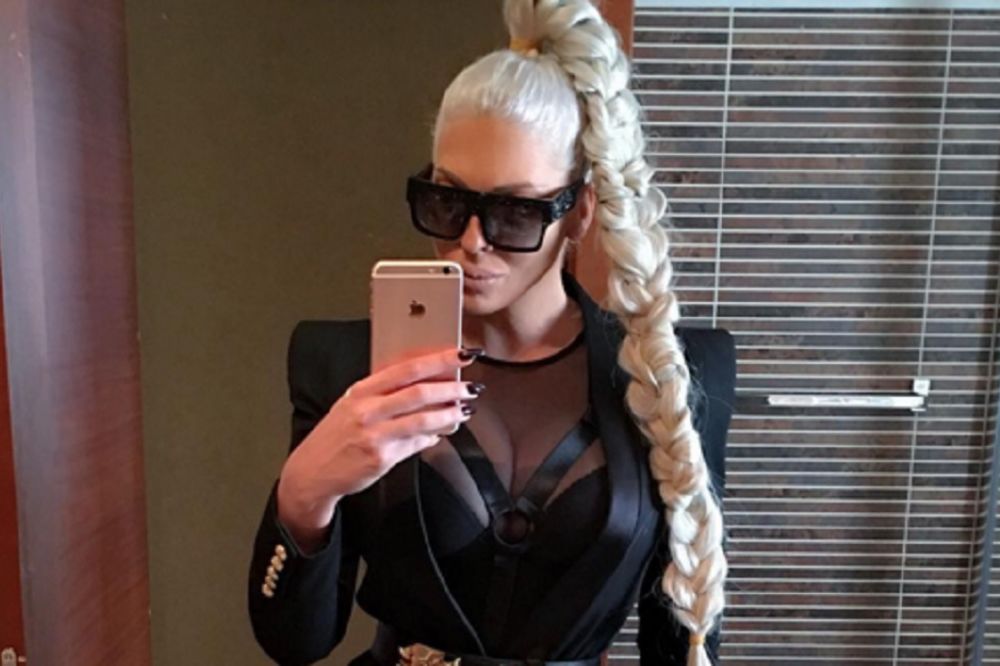 Za dame sa velikom... Karleuša opet obukla hit suknju, ali zbog ove je proziva ceo net! (FOTO)