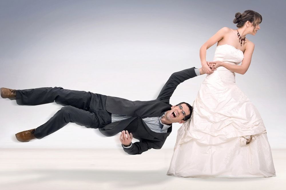 Udri mladoženju ribom, a mladu venčaj sa drvetom: 10 najčudnijih svadbenih običaja širom sveta (FOTO) (GIF)