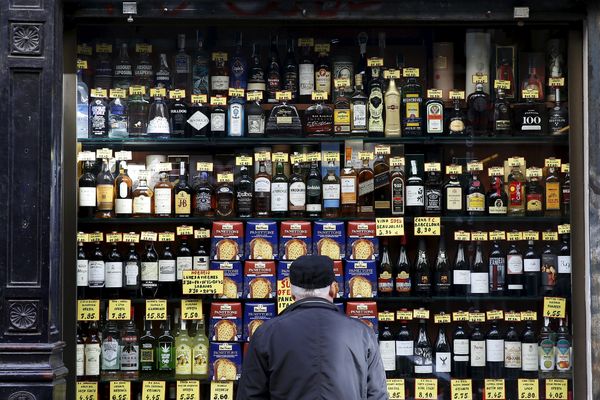 17 Indijaca umrlo od alkohola iz kućne radinosti! (UZNEMIRUJUĆI FOTO)