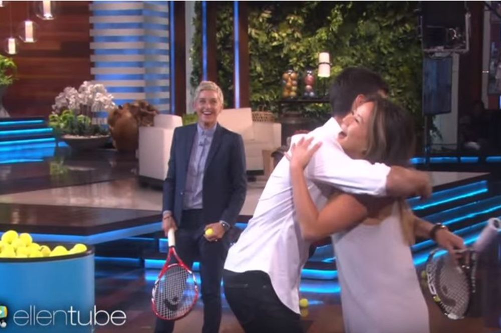 Nole pravio šou u emisiji: Izveo na scenu devojku iz publike i tražio da mu razbije lice! (VIDEO)