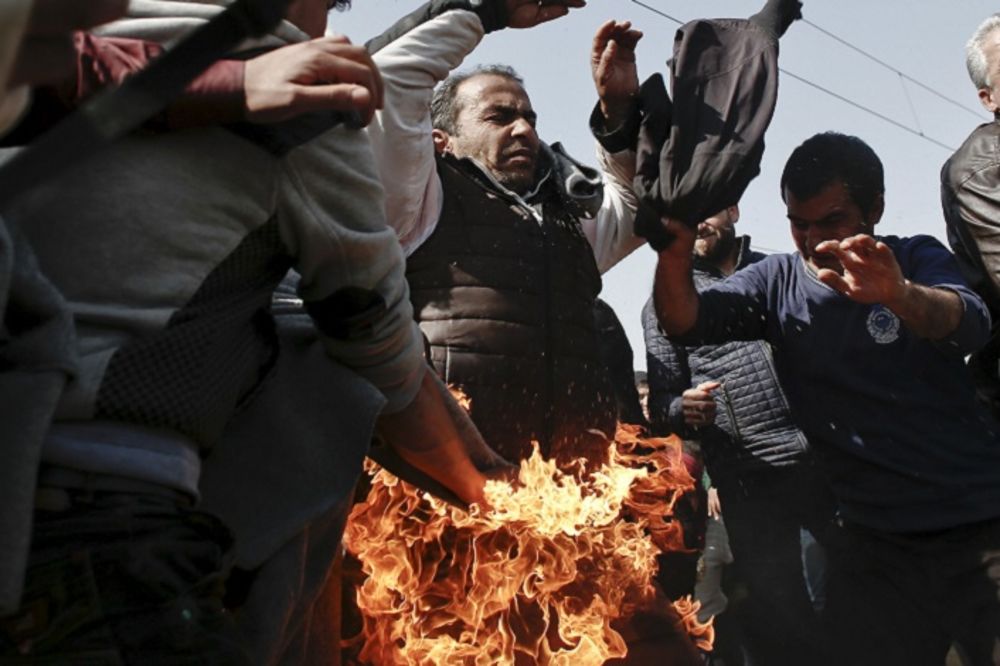 Makedonska granica: Jedan migrant se zapalio u znak protesta (FOTO)