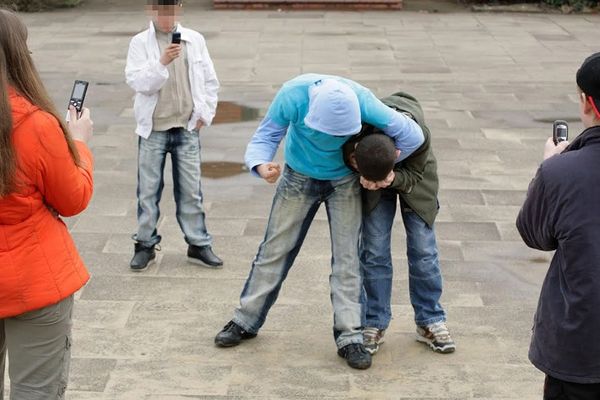 Klečanje u blatu, nalivanje urinom i mazanje izmetom: 10 brutalnih slučajeva vršnjačkog nasilja u Srbiji!