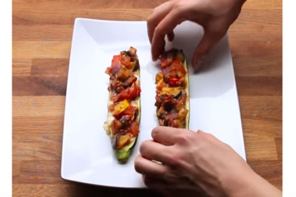 Kad je lepo bolje se jede: Najukusniji punjeni brodići od tikvica (RECEPT) (VIDEO)