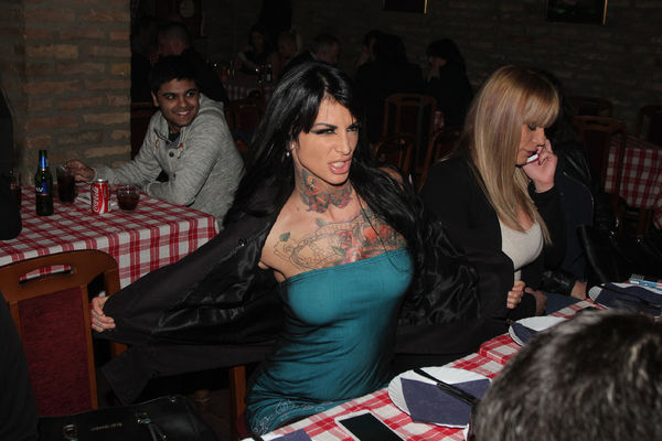 Prebila ga! Krunićka isevala Gastozza! Ni obezbeđenje je nije zaustavilo! (FOTO) (VIDEO)