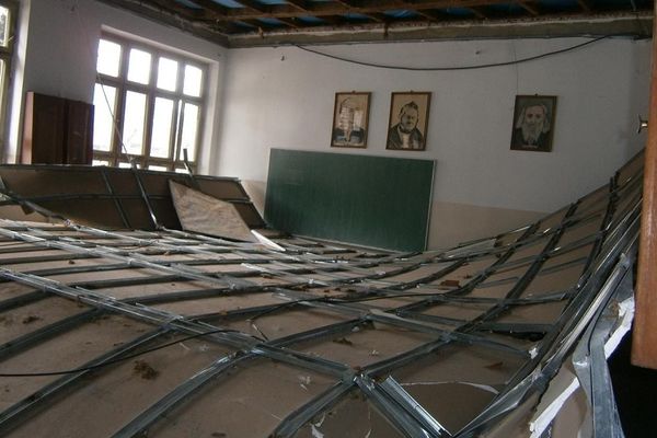 Deca zamalo da stradaju! Pao plafon u osnovnoj školi u Mionici! (FOTO)