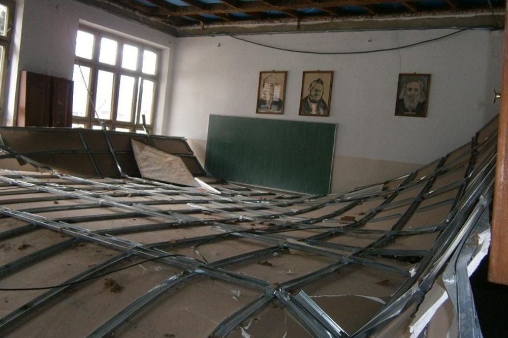 Deca zamalo da stradaju! Pao plafon u osnovnoj školi u Mionici! (FOTO)