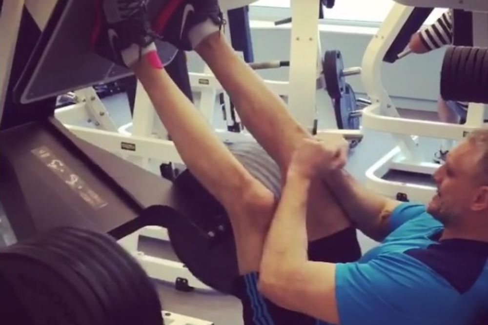 Hiljade i hiljade trbušnjaka... Da li je Čeda najjači lik ikad u politici? (FOTO)