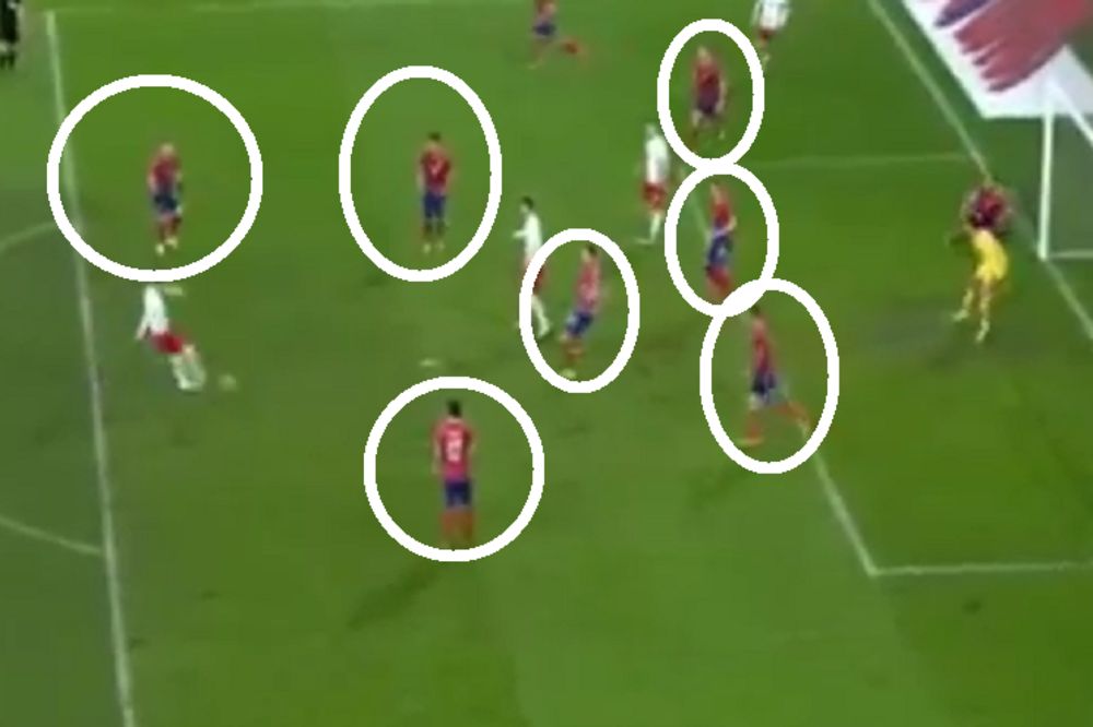 Da li je ovo moguće? 7 igrača Srbije posmatra kako primamo gol! (VIDEO)