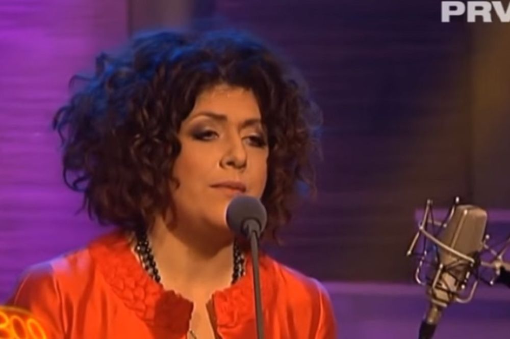 Proverite zašto njena verzija Bajagine pesme razvaljuje, i zbog čega se  kao luda šeruje po Fejsu: Divna je! (VIDEO)