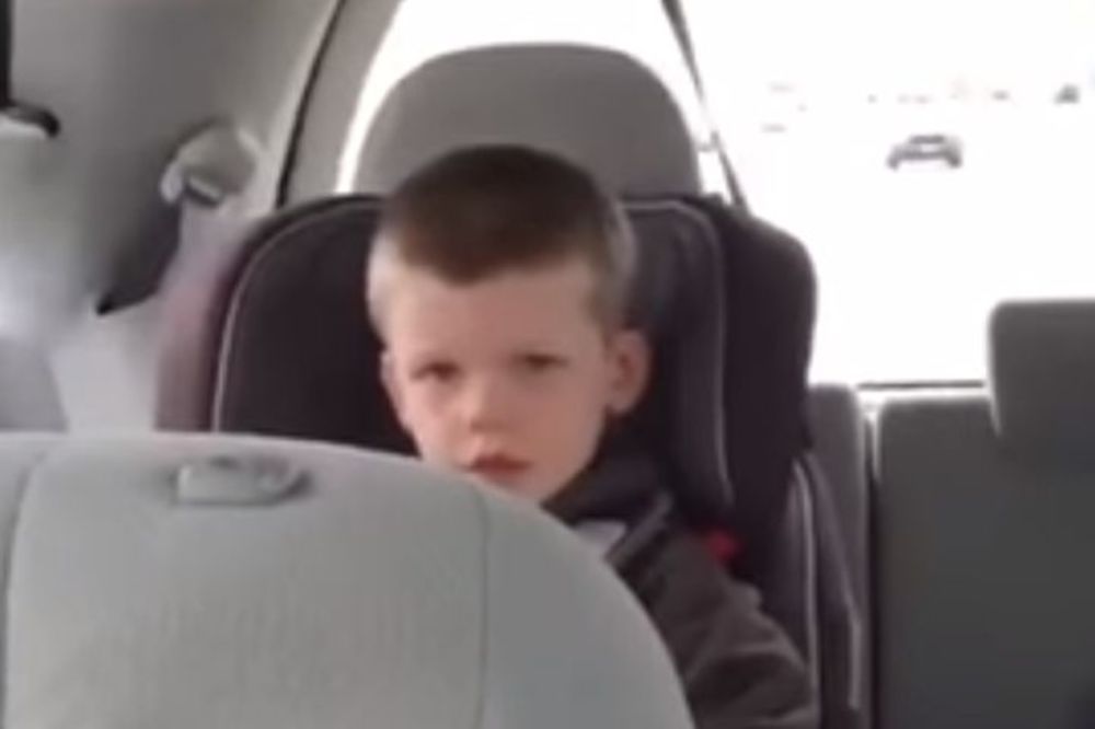 To se zove mrgud: Ovaj klinac baš ne voli da đuska u kolima (VIDEO)