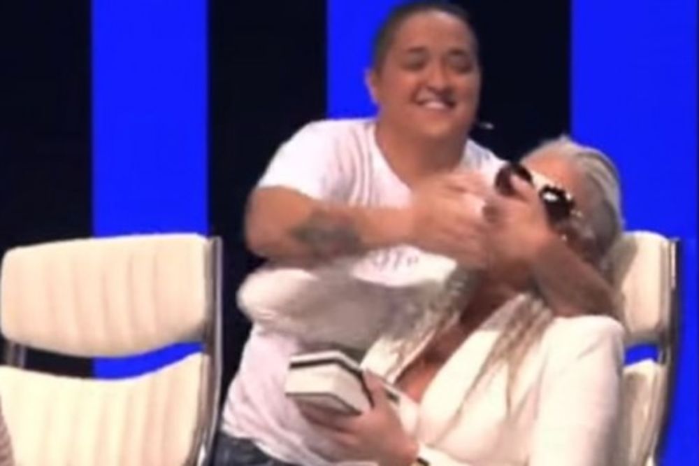 Marija Šerifović zapušila usta JK! Ali bukvalno! Rukama je uhvatla za facu! (FOTO) (VIDEO)