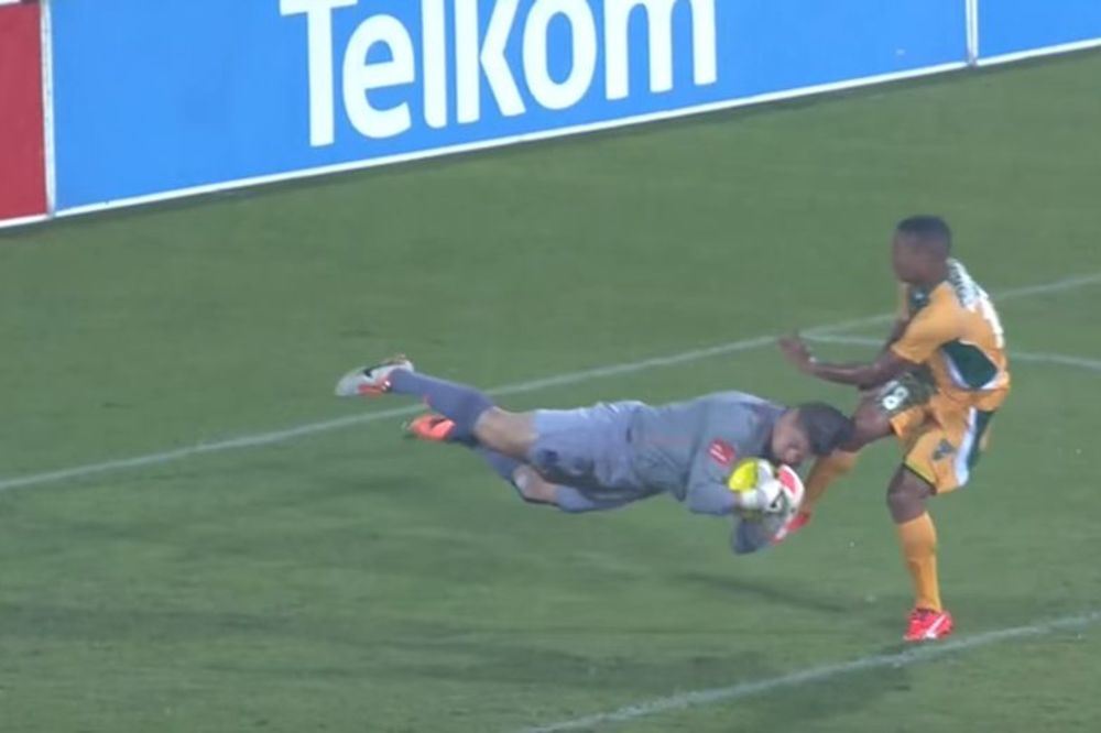 Ili je lud, ili je bezobrazan do srži: Ono što radi ovaj golman razbesneće svakog navijača! (VIDEO)