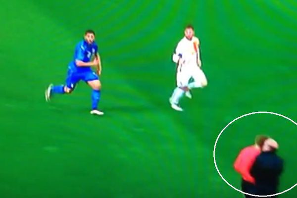 Visente, gde gledaš? Selektora Španije sudija pokosio kao da je od papira! (VIDEO)