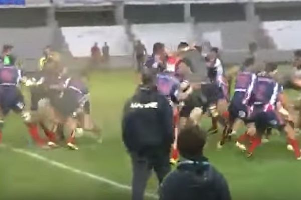 Brutalna makljaža francuskih i engleskih marinaca na prijateljskom ragbi meču! (VIDEO)