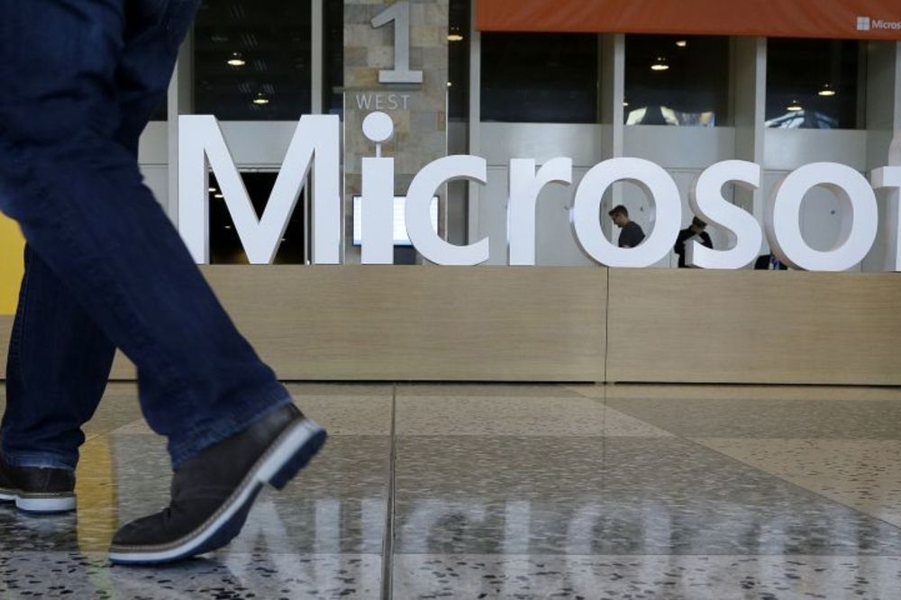 Pošandrcao Majkrosoftov robot! Veličao Hitlera i pozivao na seks! (FOTO) (GIF)