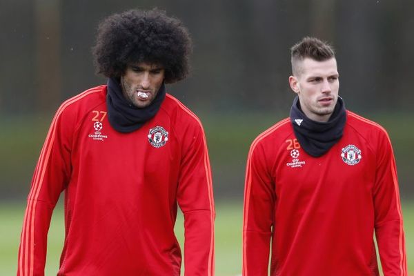 Igrač Mančester junajteda se najstrašnije ispalio odajući Krojfu poštu. I to dva puta! (FOTO)