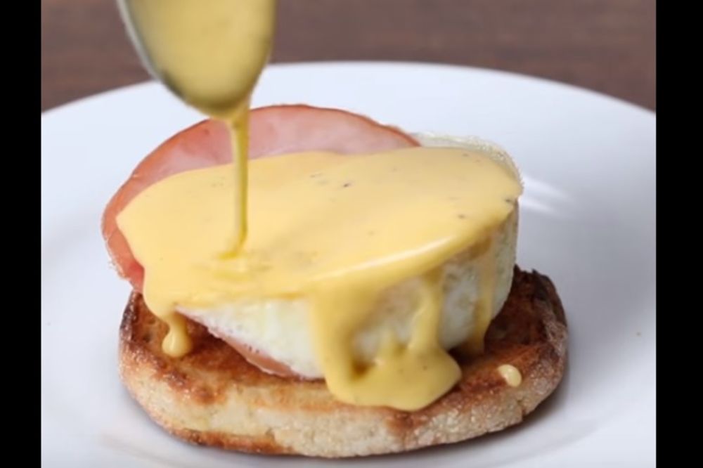 Gotova za 3 minuta: Najpoznatija na svetu Benedikt jaja (RECEPT) (VIDEO)